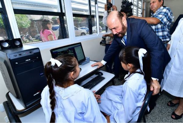 Insfrán inauguró la obra educativa 1324 de su gestión en el inicio del ciclo lectivo