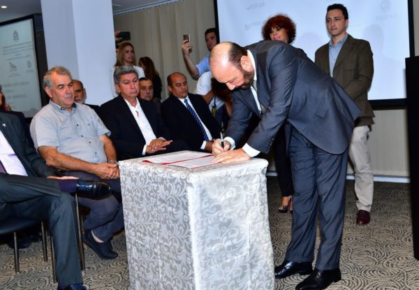 Insfrán presidió acto de firma de contrato De importante obra de electrificación rural