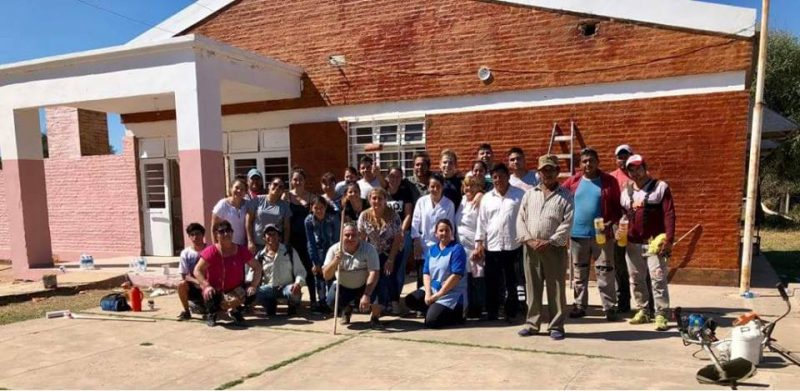 Jóvenes lomitenses realizaron tareas de refacción en escuela rural
