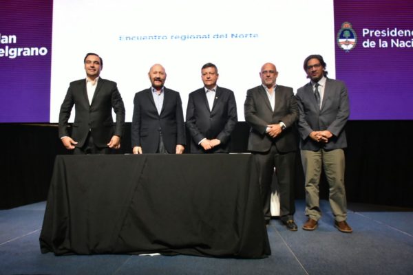 Insfrán fue categórico, se charla ameno, pero no hay avances en luz ni en obras