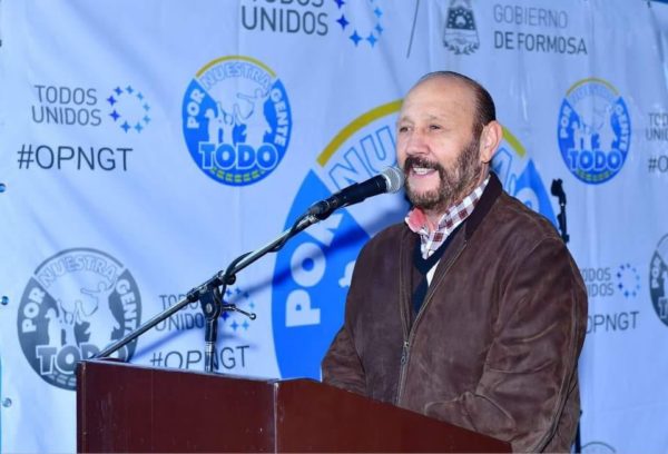 En el barrio Liborsi Insfrán anunció que a fin de mes se pagan sueldo y aguinaldo