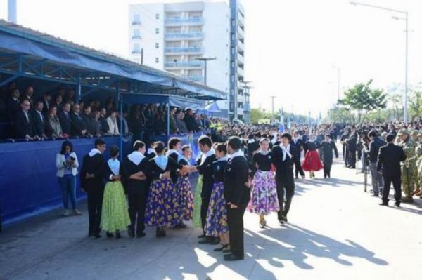 Insfrán preside evocación al 202° aniversario de la independencia