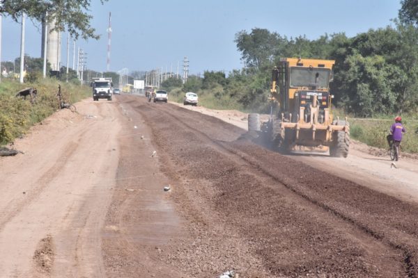 Avanzan obras de elevación y enripiado de accesos a Mojón de Fierro y Payagua