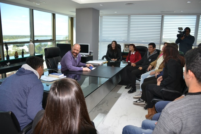 Insfrán con estudiantes secundarios