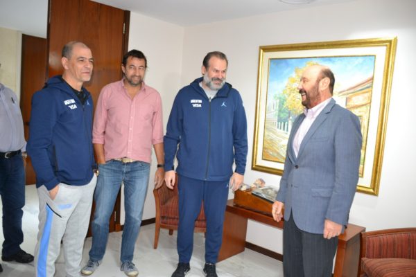 Insfrán con entrenador argentino de básquet y el presidente de la CABB