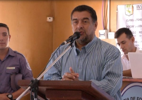 González discrepó que el primer acto de seguridad sea “desenfundar y disparar”