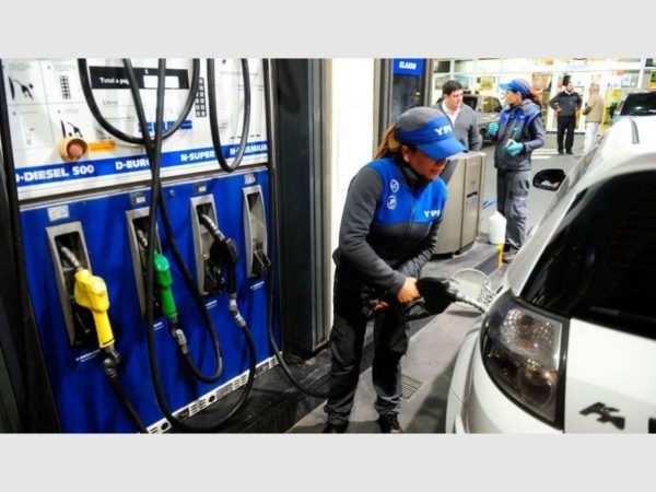 YPF dispuso rebaja del 1,5% en las naftas, luego de subas en el año del 77%