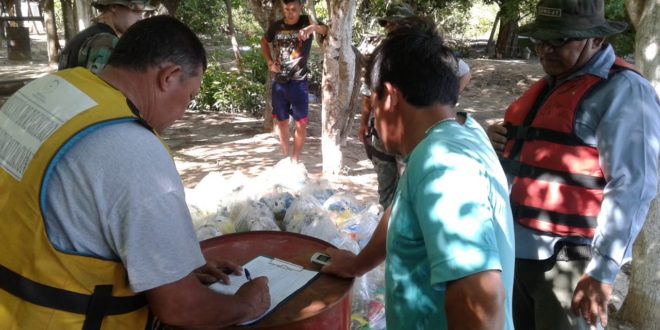 Entregan compensación a pescadores