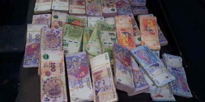 La policía secuestró más de medio millón de pesos en un control en el Circuito 5