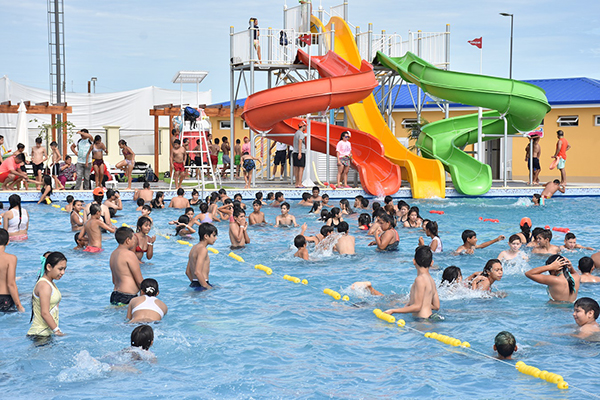 El parque acuático a pleno con un amplio programa de entretenimientos