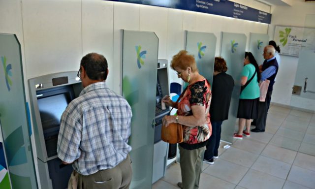 El gobierno abonará sueldos de marzo el viernes 29 con incremento del 25%