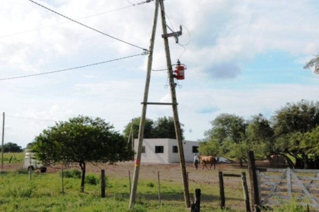 Avanzan los trabajos de electrificación rural en áreas productivas de la provincia