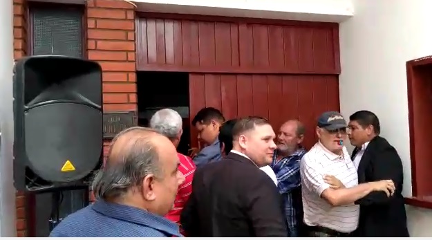 Convención Radical con golpes, insultos y patovicas