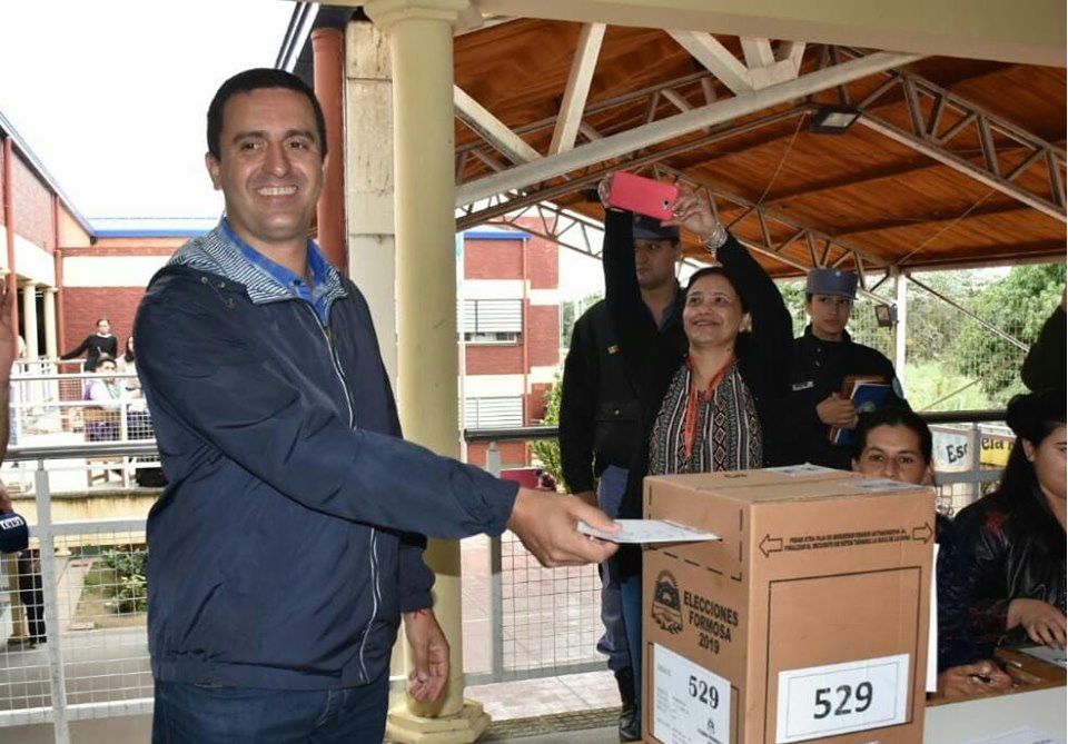 Eber Solìs votó en la Escuela 217