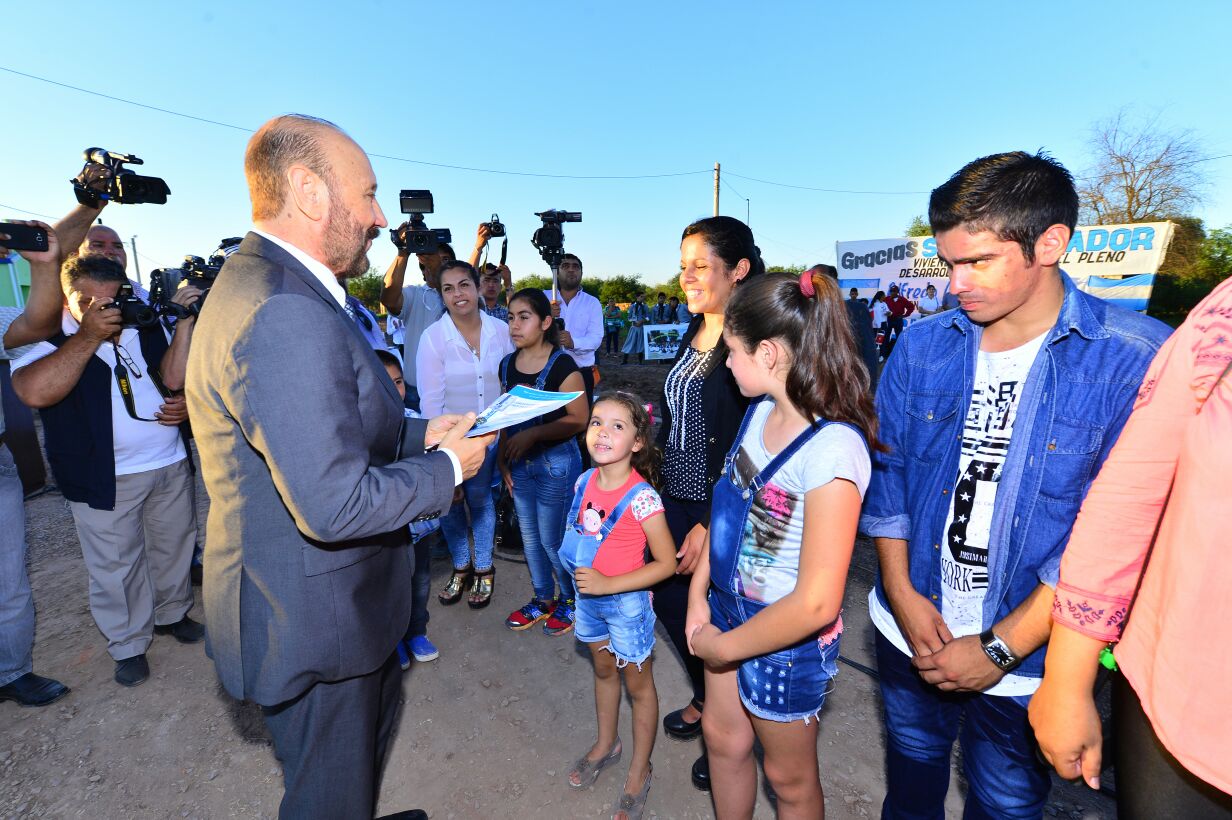 El gobierno entrega 352 viviendas en la urbanización Nueva Formosa