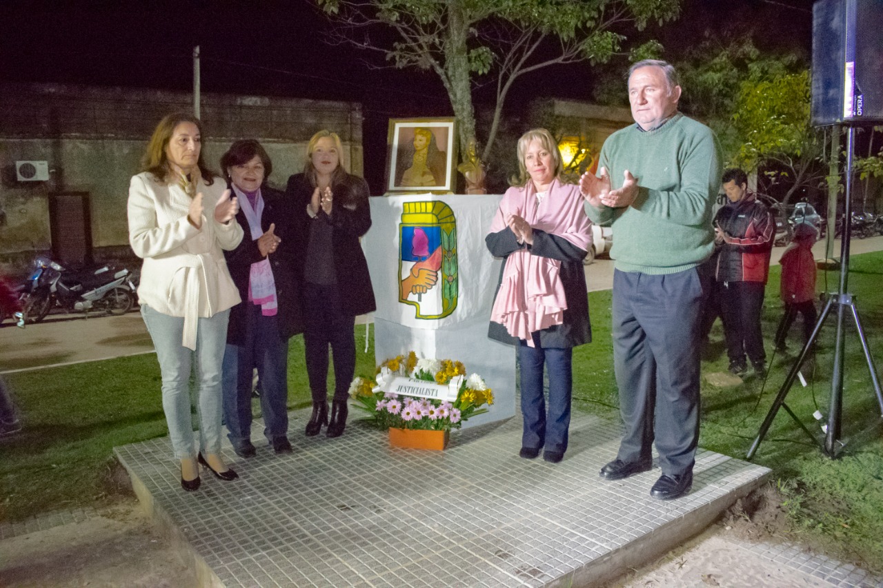 El intendente de Pirané quito busto de “Evita” del pedestal