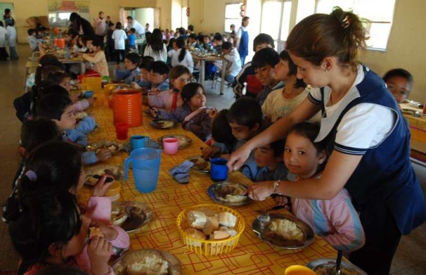 Insfrán dispuso un aumento del 40% de las partidas para comedores escolares