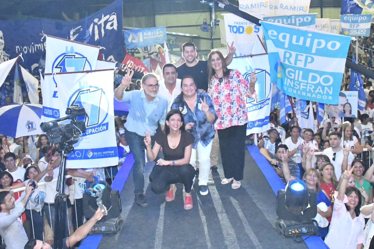 Una multitud de militantes colmó el club San Martín para el cierre de campaña del FDT