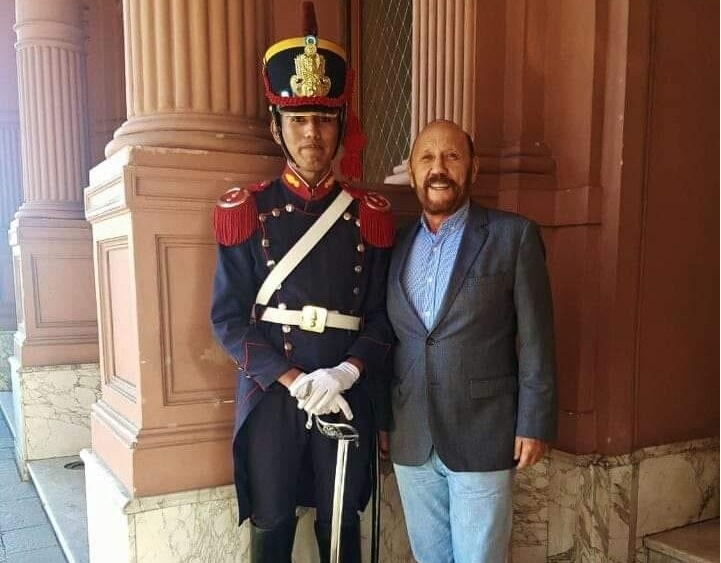Insfrán saludó a granadero formoseño