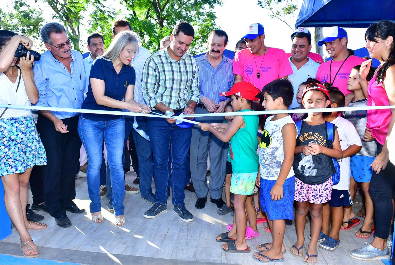 Solís asistió a la inauguración del complejo acuático municipal en Villa Escolar