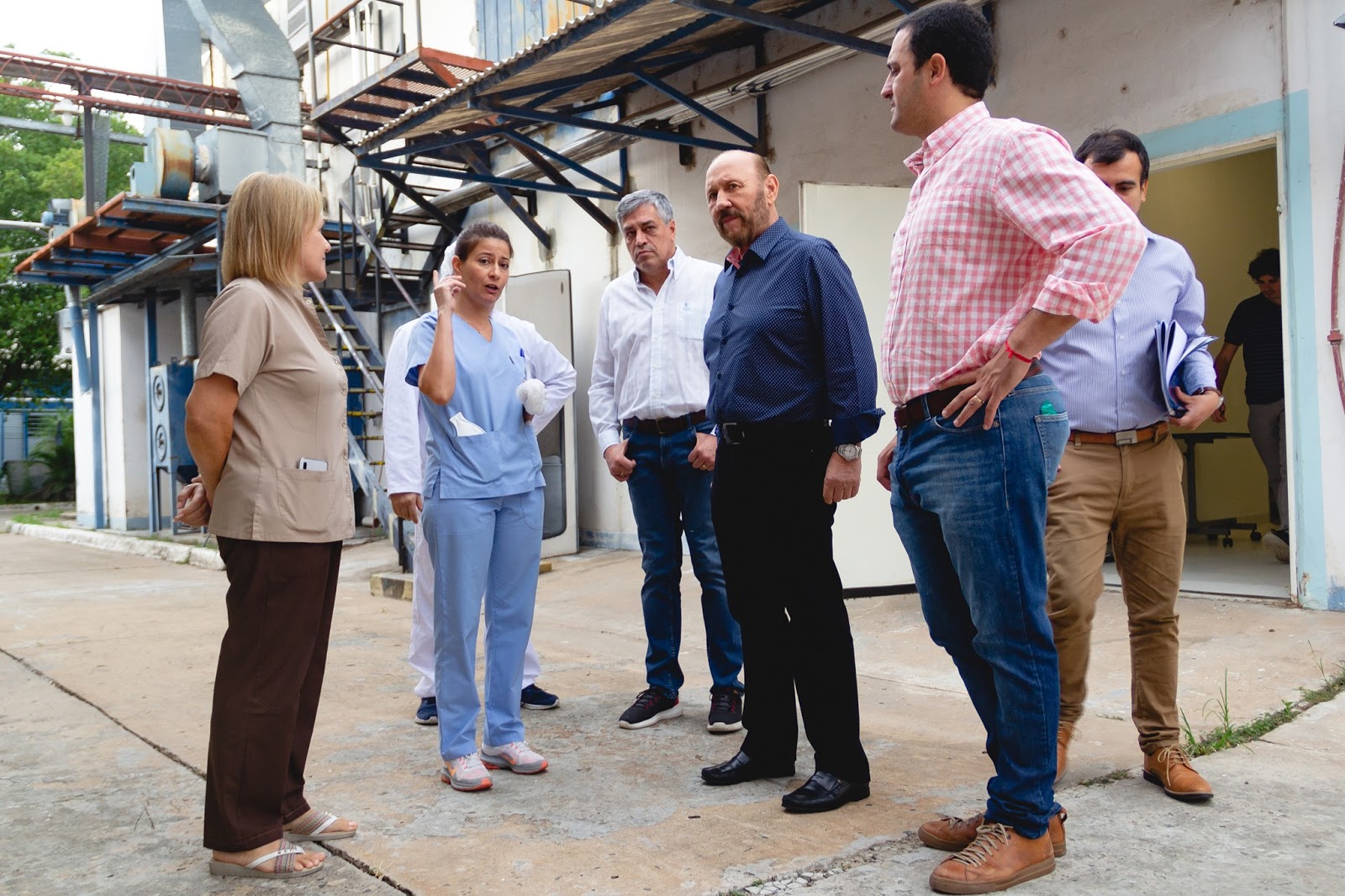 Insfrán recorrió el laboratorio Laformed y supervisó fabricación de insumos