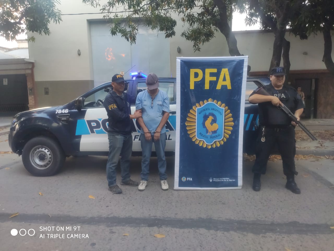 Bajaba de un remise con droga y fue detenido