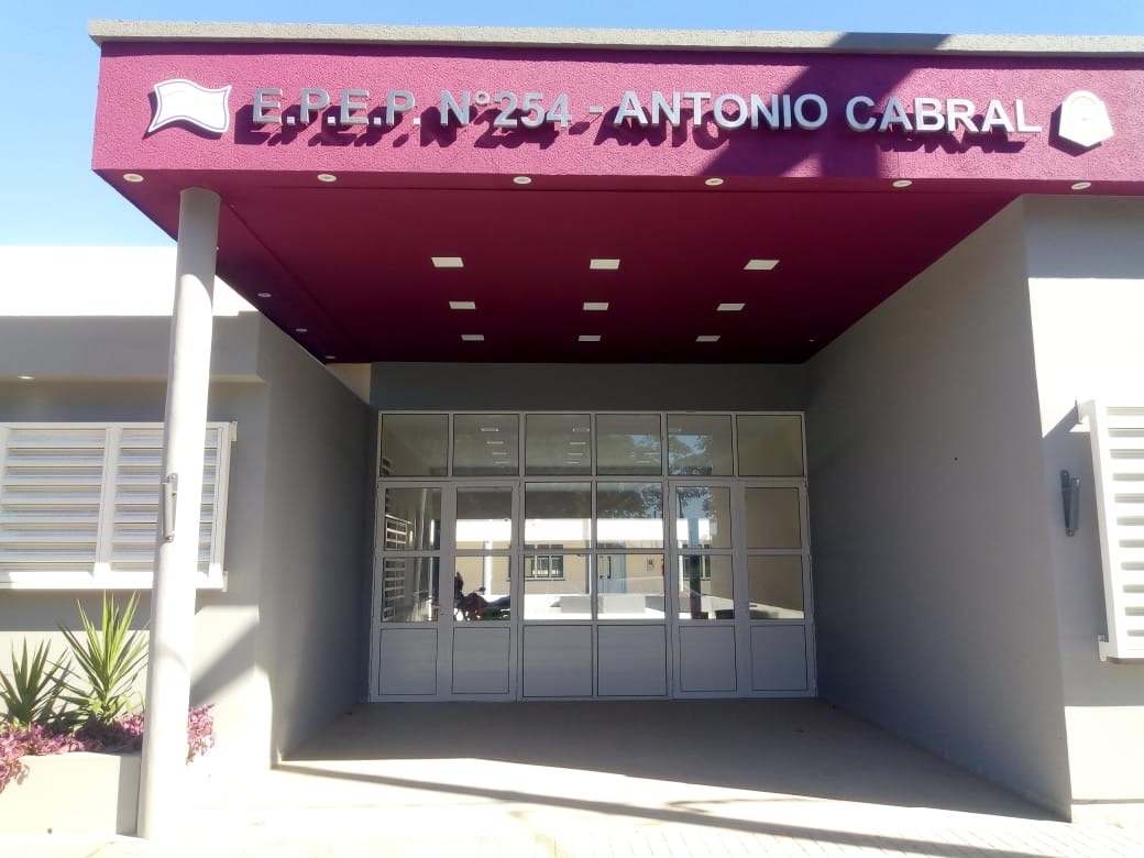 Insfrán continúa con las inauguraciones y habilita la obra educativa 1376 de su gestión