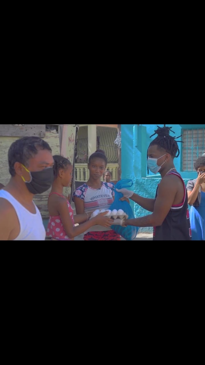 Artista urbano EL FECHO RD   dona alimentos a familias en Villa Duarte