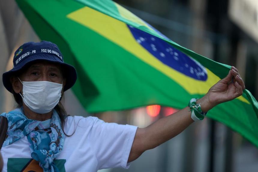 Con 1.442 contagios y 100 muertos en un día, Bolsonaro volvió a rechazar la cuarentena