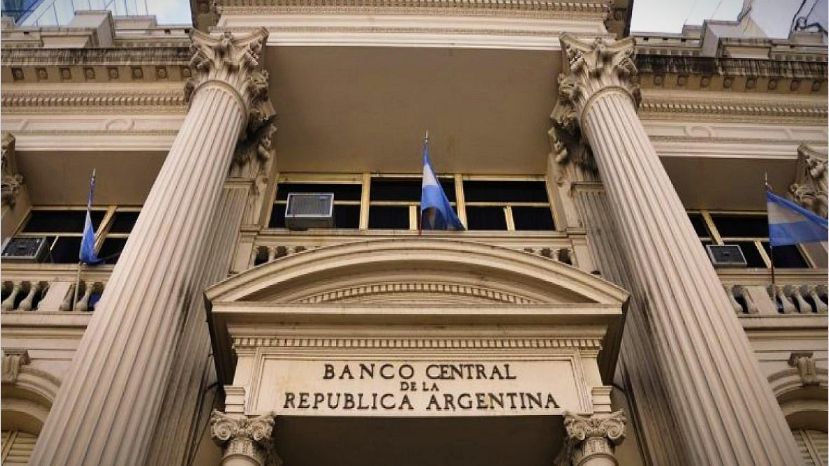 El dólar blue duplicó al oficial y se acelera el drenaje de reservas
