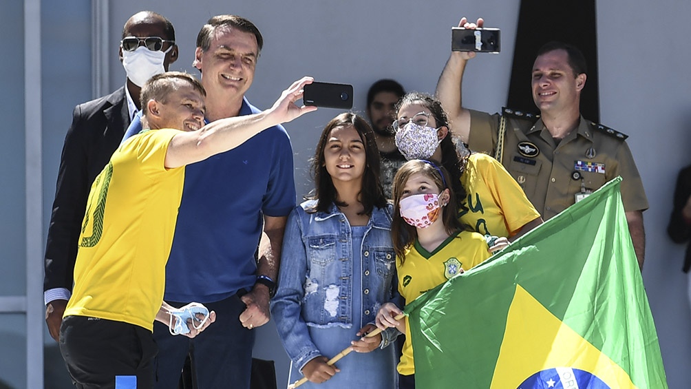 El presidente de Brasil insiste con la vuelta del fútbol