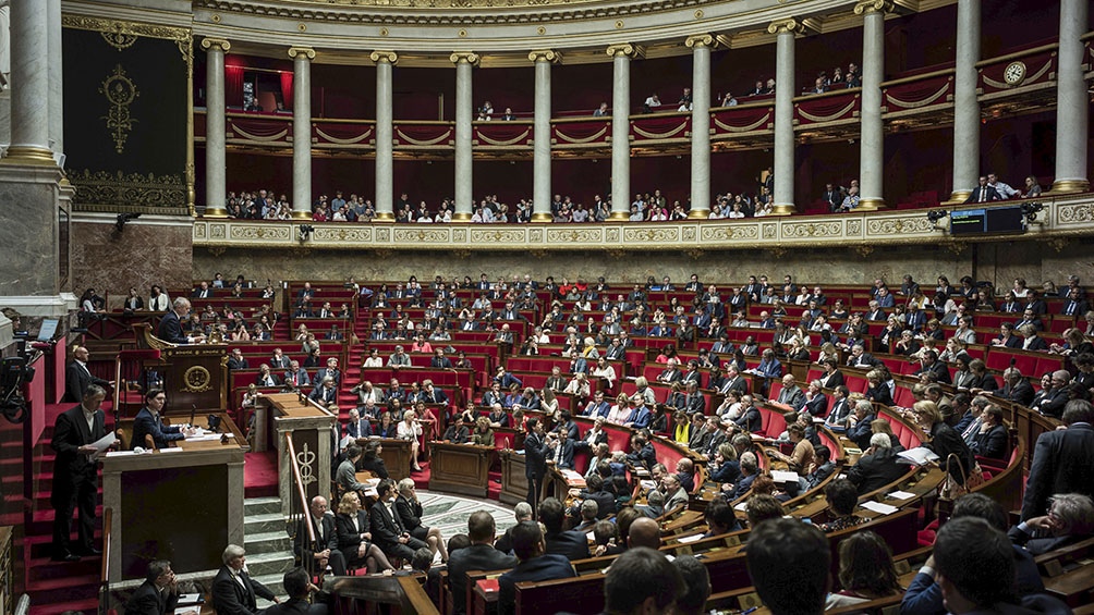El Parlamento aprueba una app para rastrear personas y evitar un rebrote