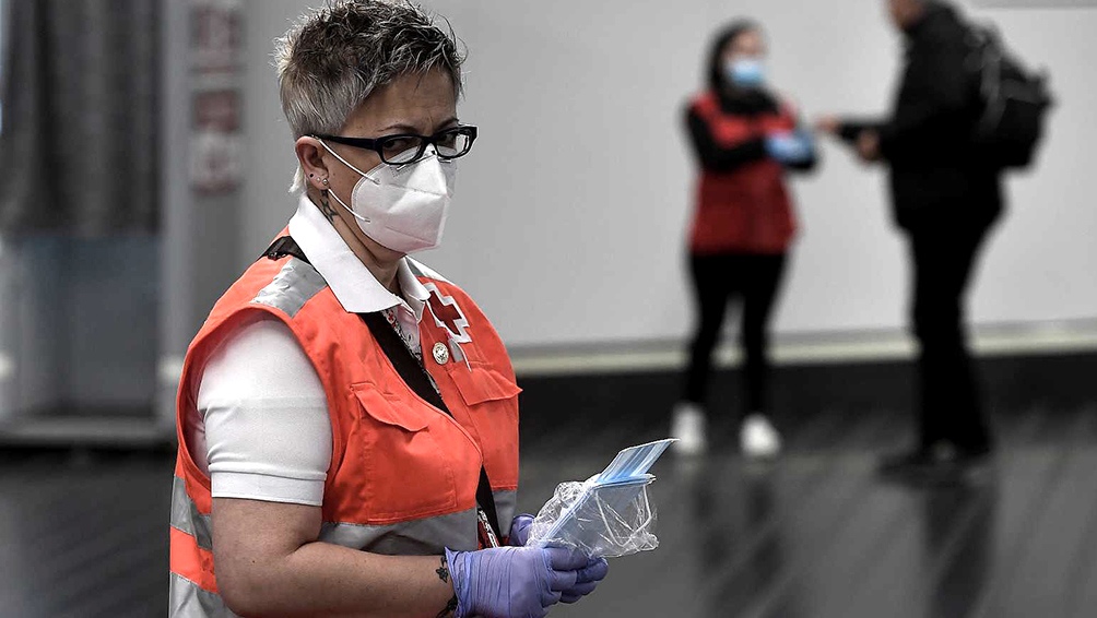 España: leve repunte del número diario de fallecidos y nuevos contagios