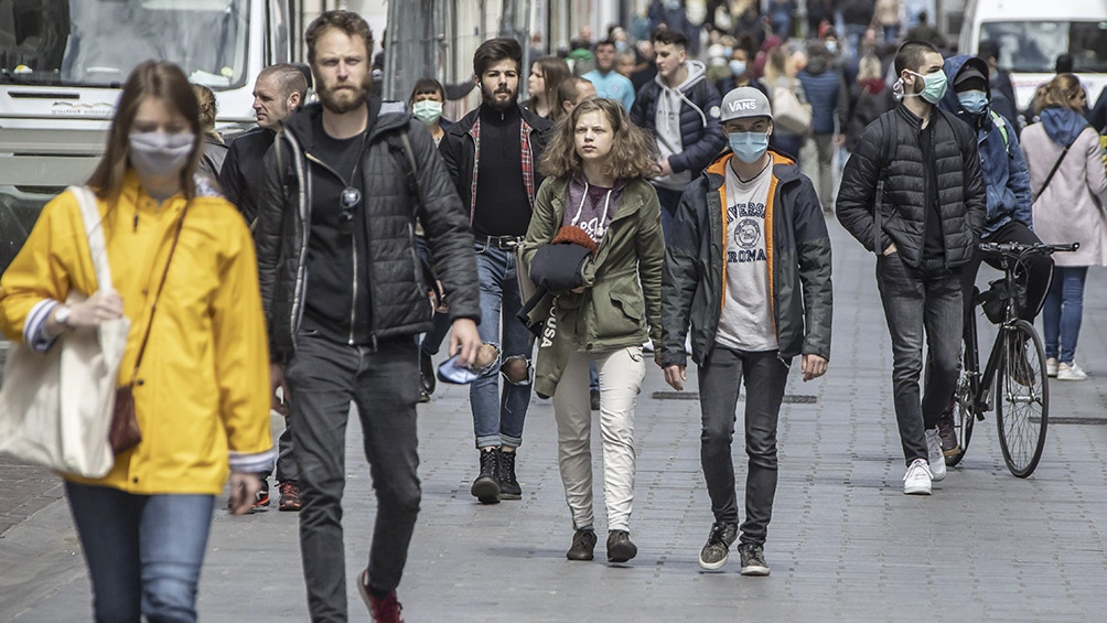 Francia: el Gobierno pidió prudencia tras las aglomeraciones en calles y trenes
