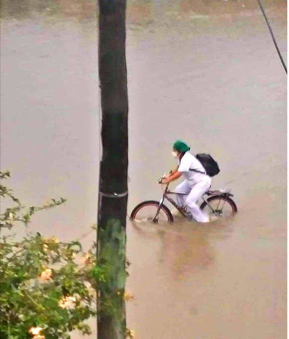 Mary Luz Salazar, la heróica enfermera que cruza zonas inundadas en su bicicleta