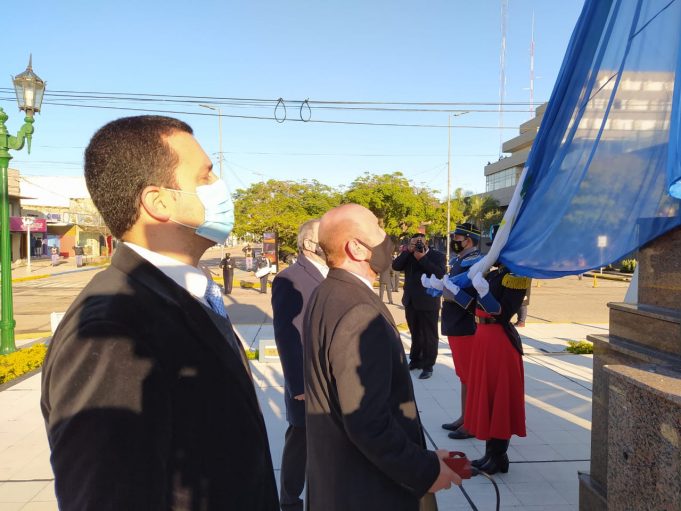 Insfrán encabezó el acto del 9 de julio en el Mástil Municipal