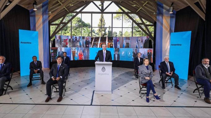 Junto al Presidente, Insfrán participó del acto central del Día de la Independencia Nacional