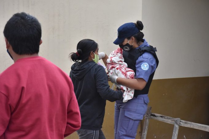 Un gran gesto: mujer policía cuidó a una beba para que su mamá cobre el IFE