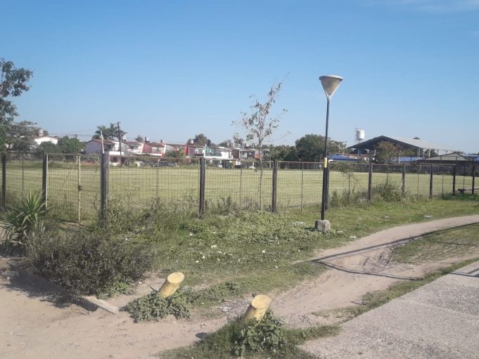 Desorden, daño y agresión a efectivos policiales en un campo deportivo del 2 de abril