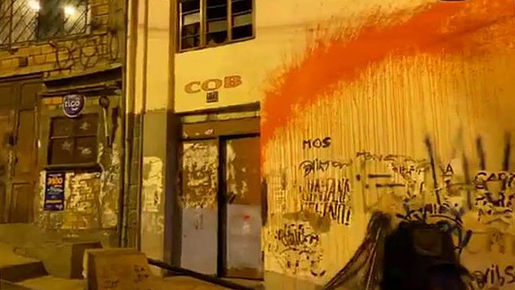 Lanzan explosivos contra la Central Obrera Boliviana y crece la tensión