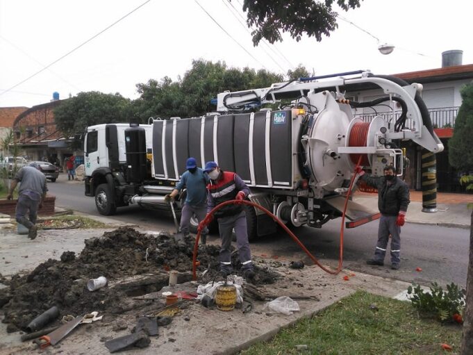 El gobierno entregó tres modernos camiones desobstructores a Aguas de Formosa