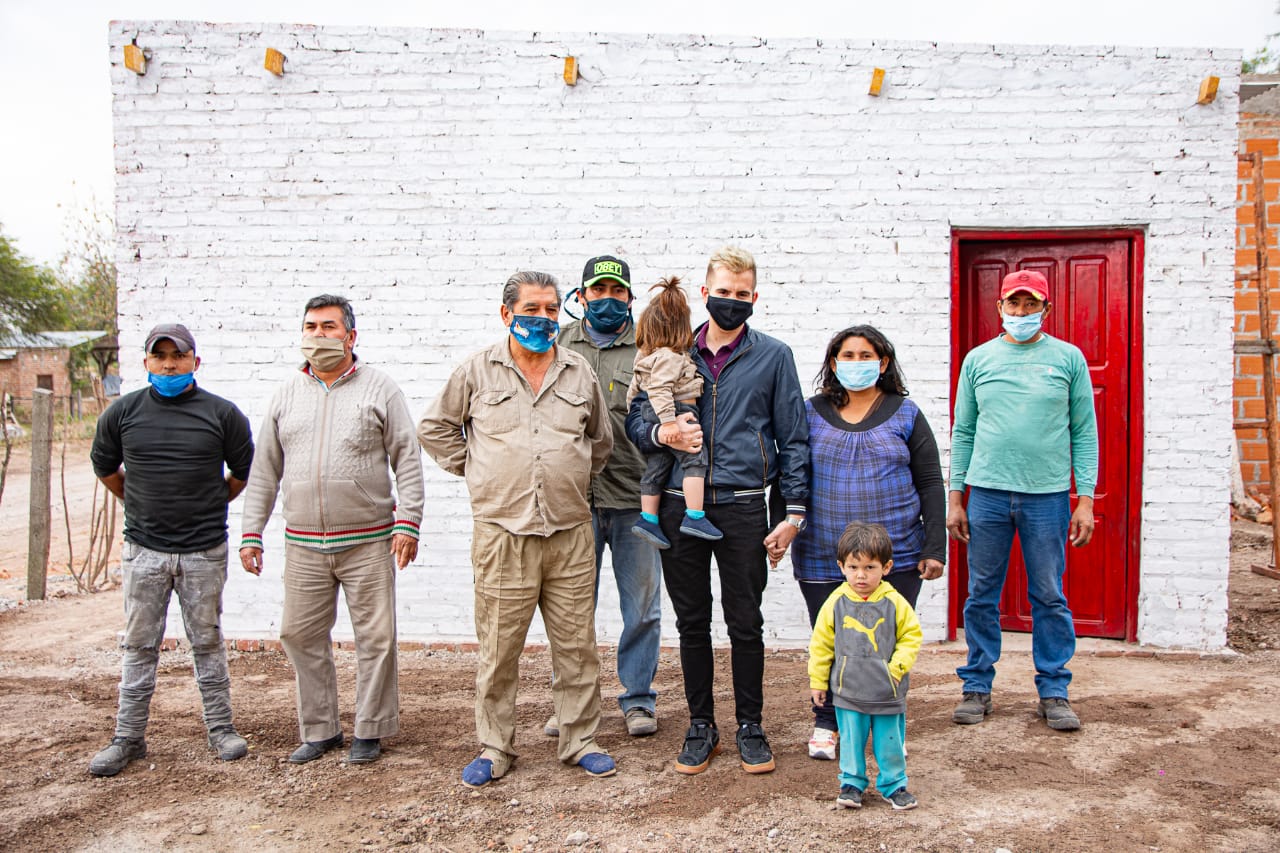 Las Lomitas: el concejal Pablo Basualdo entregó módulos habitacionales a dos familias