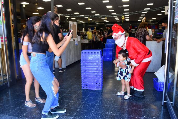 Intenso movimiento comercial por las compras navideñas