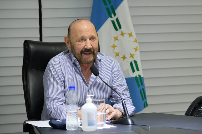 Gildo Insfrán anunció que recibirán el bono de $10 mil los pensionados del IPS