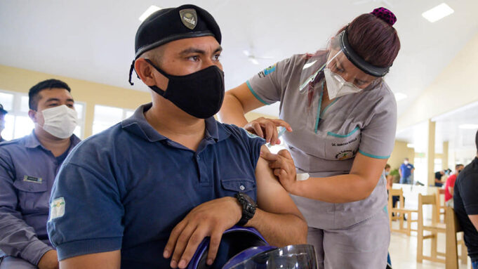Gildo Insfrán anunció el pago de un bono de 10 mil pesos para personal de salud y policial