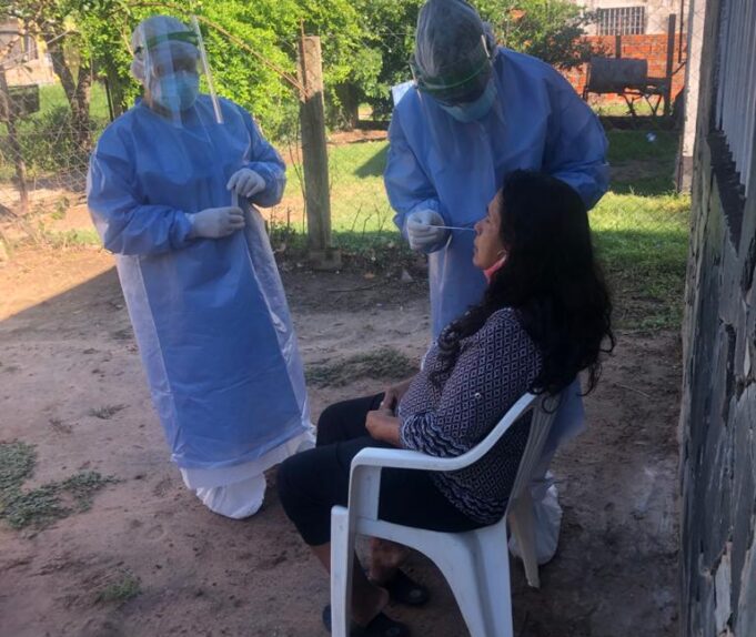 Profesionales de salud de distintas especialidades realizan hisopados en toda la provincia