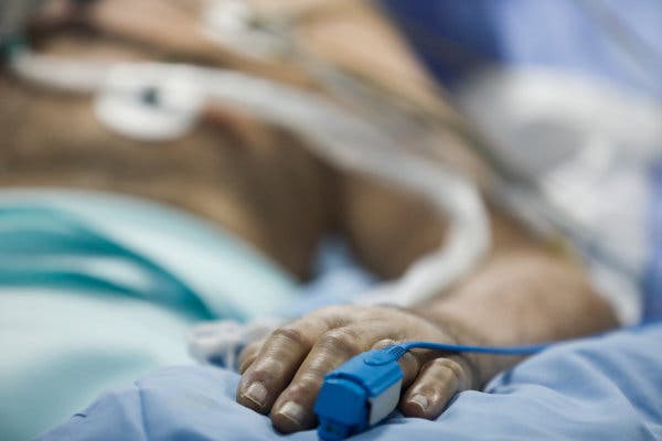 Dos pacientes en terapia intensiva: Uno de ellos mostró una leve mejoría y ya no requiere de asistencia respiratoria mecánica