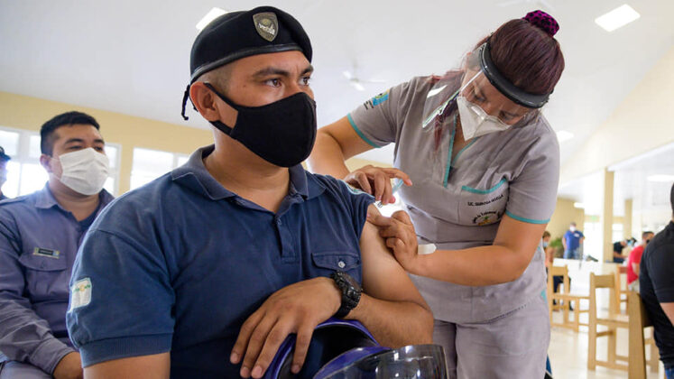 Abonaron primera cuota de bonificación para personal sanitario y de la Policía Provincial