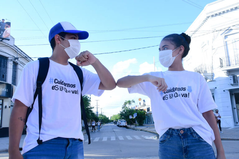 “Yo te cuido, vos cuidame”: Jóvenes militantes repartieron barbijos por el Día del Amor