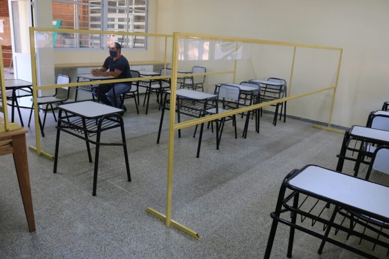 Diseñan mamparas de protección en la EPET 1